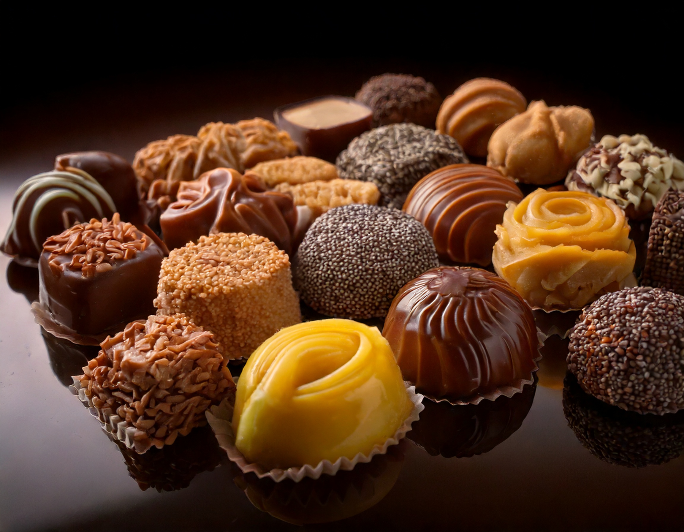 チョコやゼリーなど繊細なお菓子の製造現場では、放熱フィンが効果的に機能し、品質安定と温度管理に貢献します。